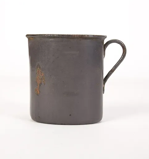 Exempelfotot: en metallmugg med handtaget till höger